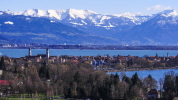 Blick auf Lindau, Bregenz und die Alpen